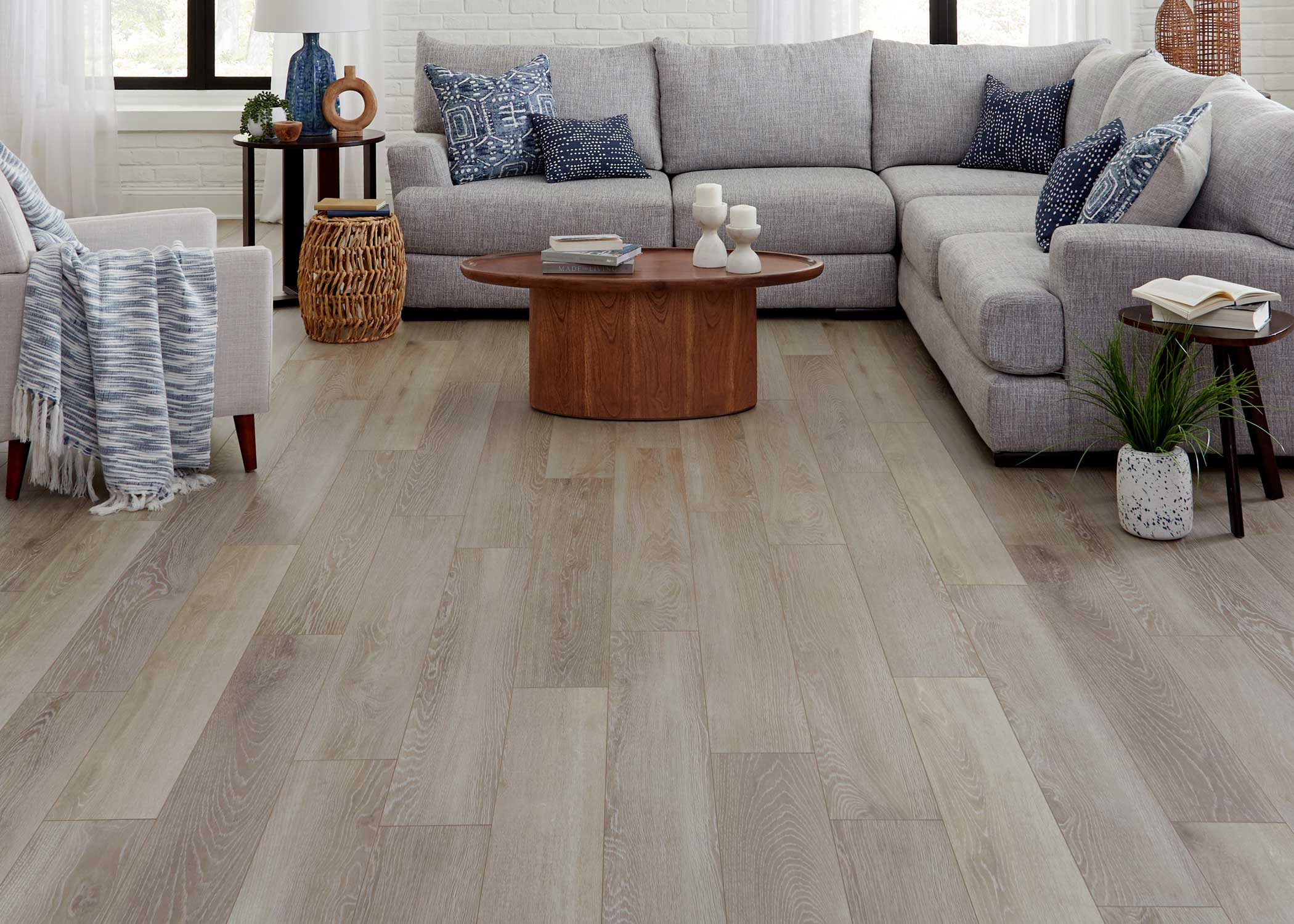 8mm w/pad Fox Hill Oak Water-Resistant Hybrid Resilient Flooring - Sample - Image 2
